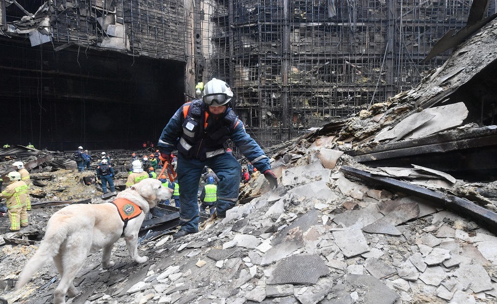 عناصر وزارة الطوارئ الروسية وجهود البحث بين أنقاض الحريق في أعقاب هجوم كروكوس الإرهابي - مارس 2024