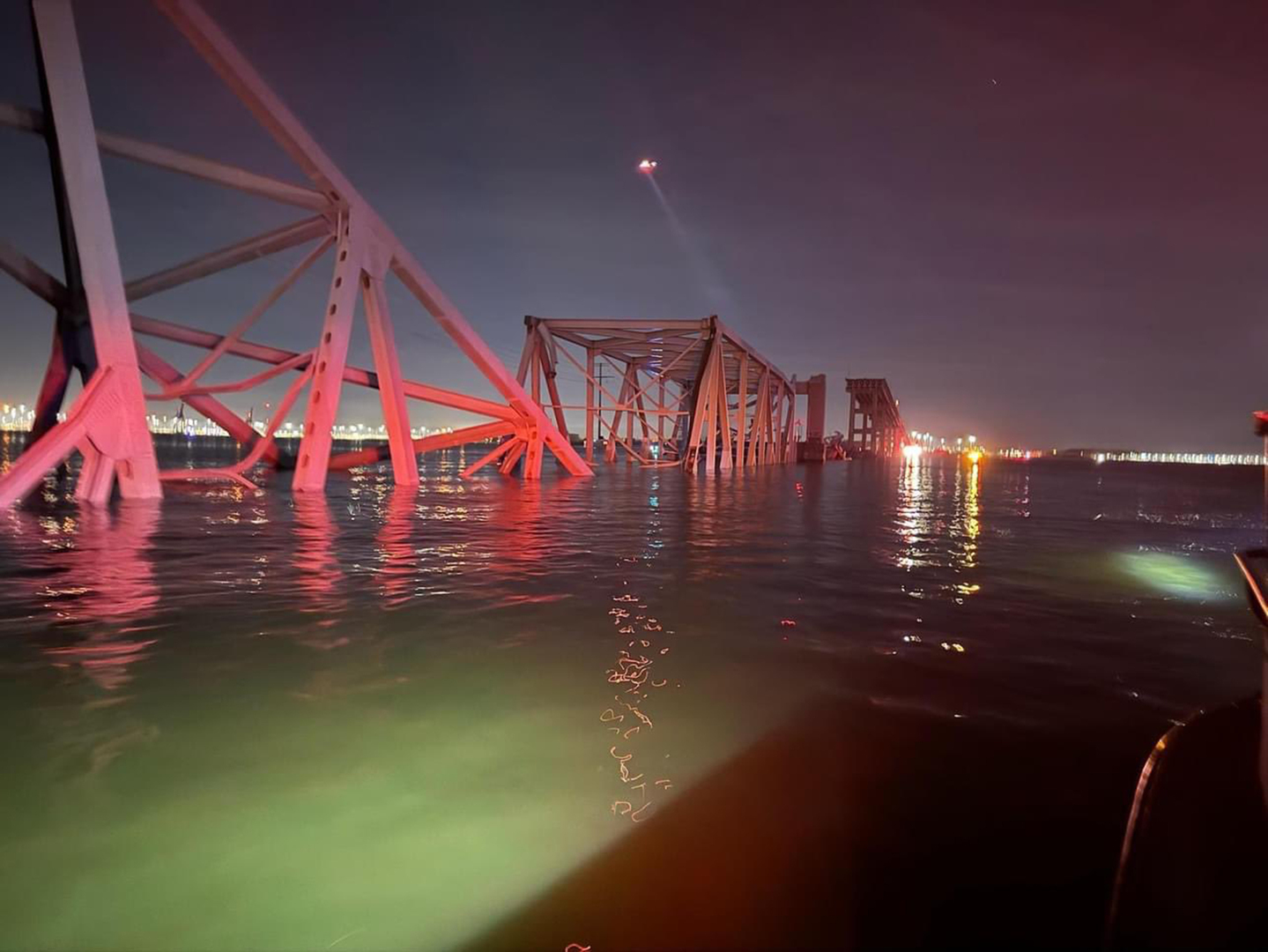 الولايات المتحدة.. انهيار جسر ضخم بعد اصطدام ناقلة حاويات به (فيديو)