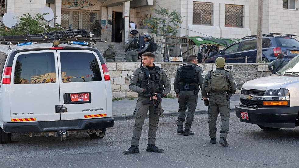 الشرطة الإسرائيلية تداهم للتفتيش منزل إسرائيلية من نشطاء الحركات الاحتجاجية ضد الحكومة (فيديو)