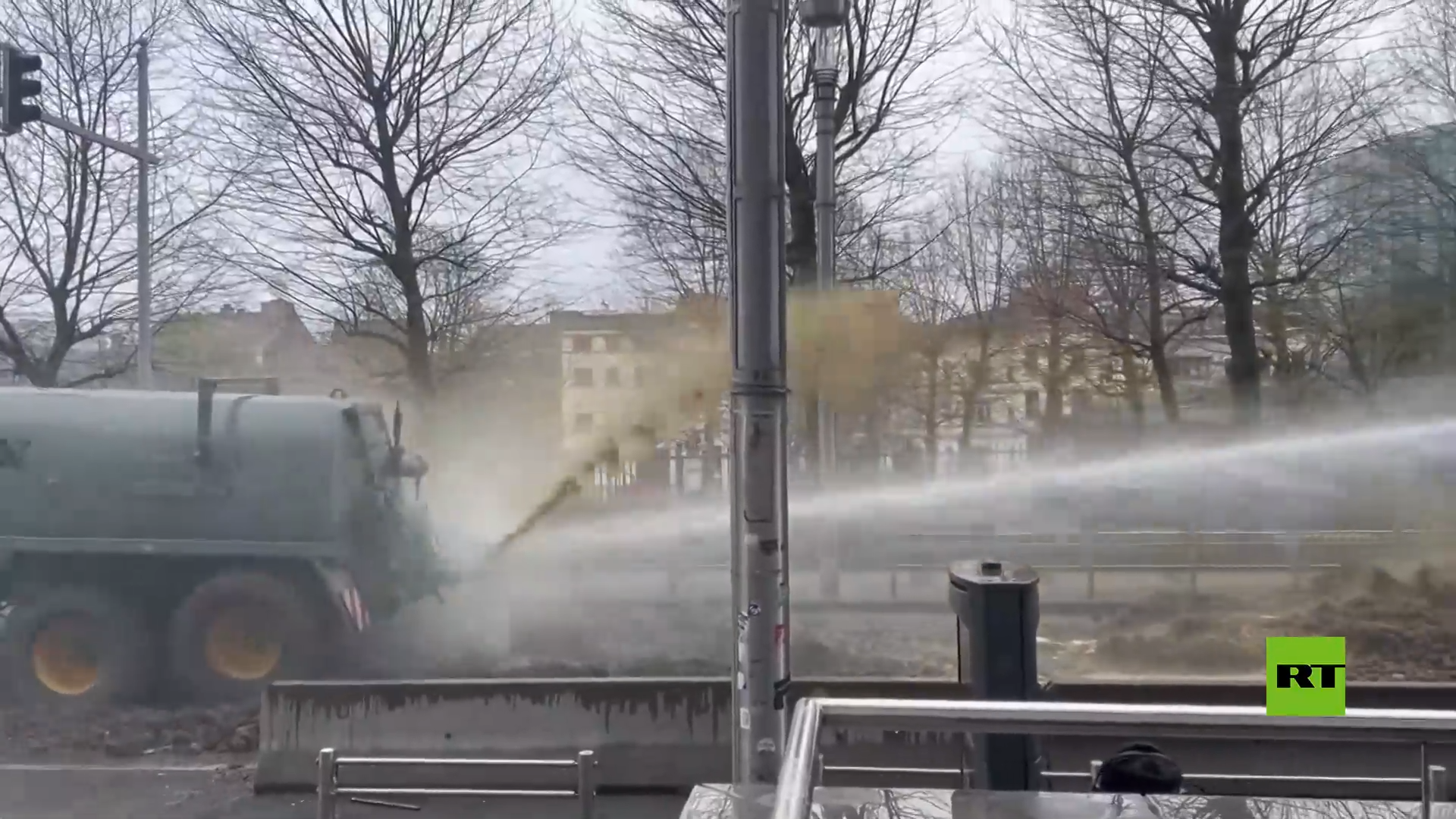 شاهد.. المواجهة بين جرار رش الأسمدة الزراعي ومدفع مياه الشرطة قرب مبنى المفوضية الأوروبية في بروكسل