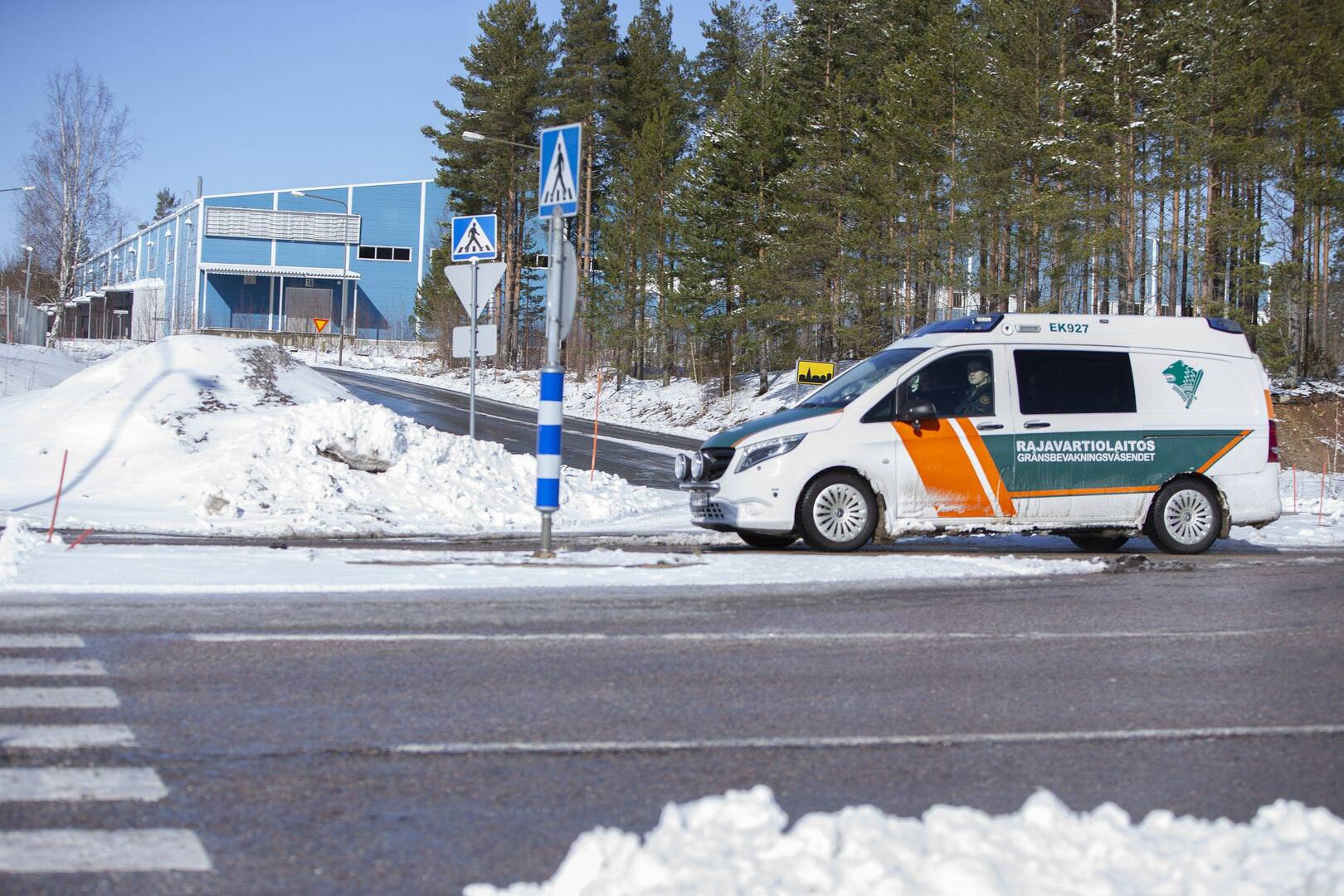 سيارة دورية تابعة لحرس الحدود الفنلندي قرب الحدود الروسية الفنلندية