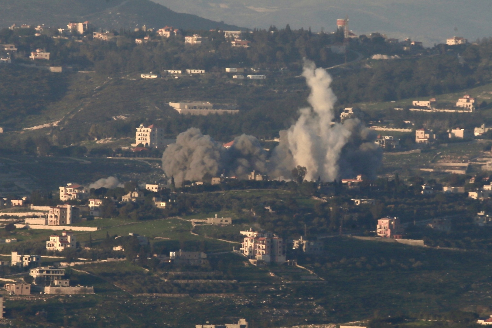 مراسلنا: مقتل 7 لبنانيين بغارة إسرائيلية على مركز صحي ببلدة الهبارية جنوب لبنان