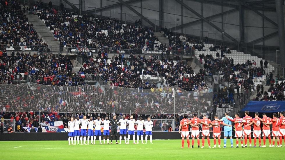 منتخبا فرنسا وتشيلي يقفان دقيقة صمت حدادا على أرواح ضحايا هجوم 