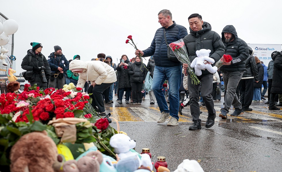 الروس بكافة أعراقهم يتوافدون إلى موقع هجوم كروكوس الارهابي تضامنا مع الضحايا - مارس 2024