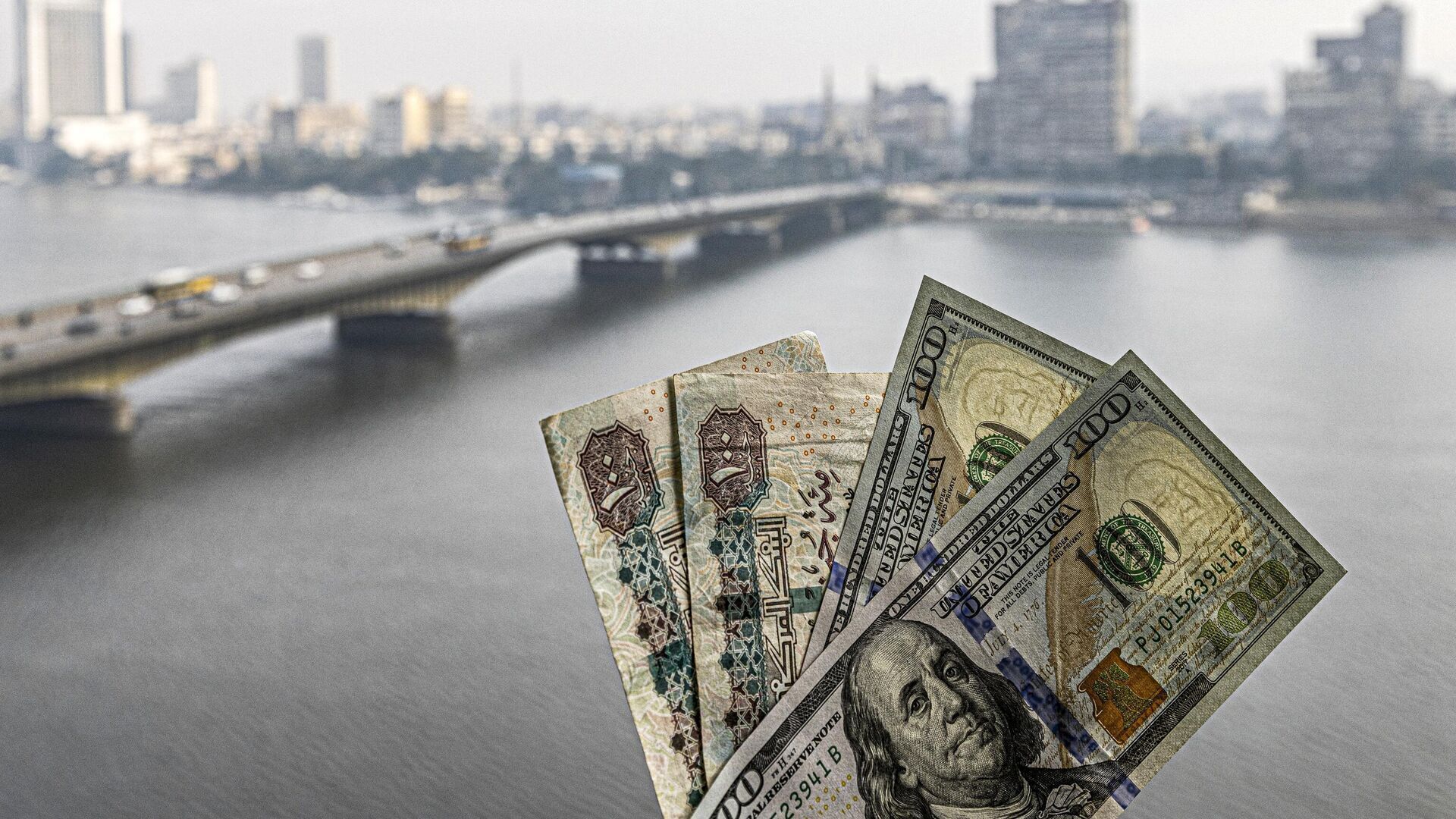 الدولار يتراجع في مصر