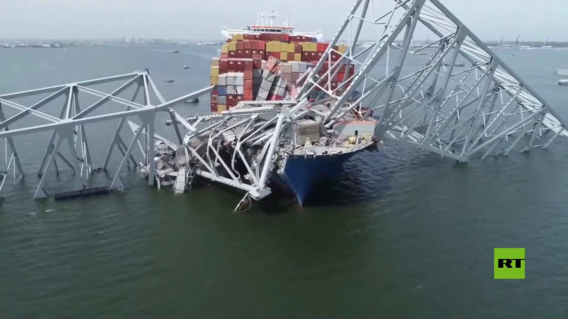 لقطات جوية توثق حطام جسر أمريكي منهار بعد اصطدام سفينة شحن به