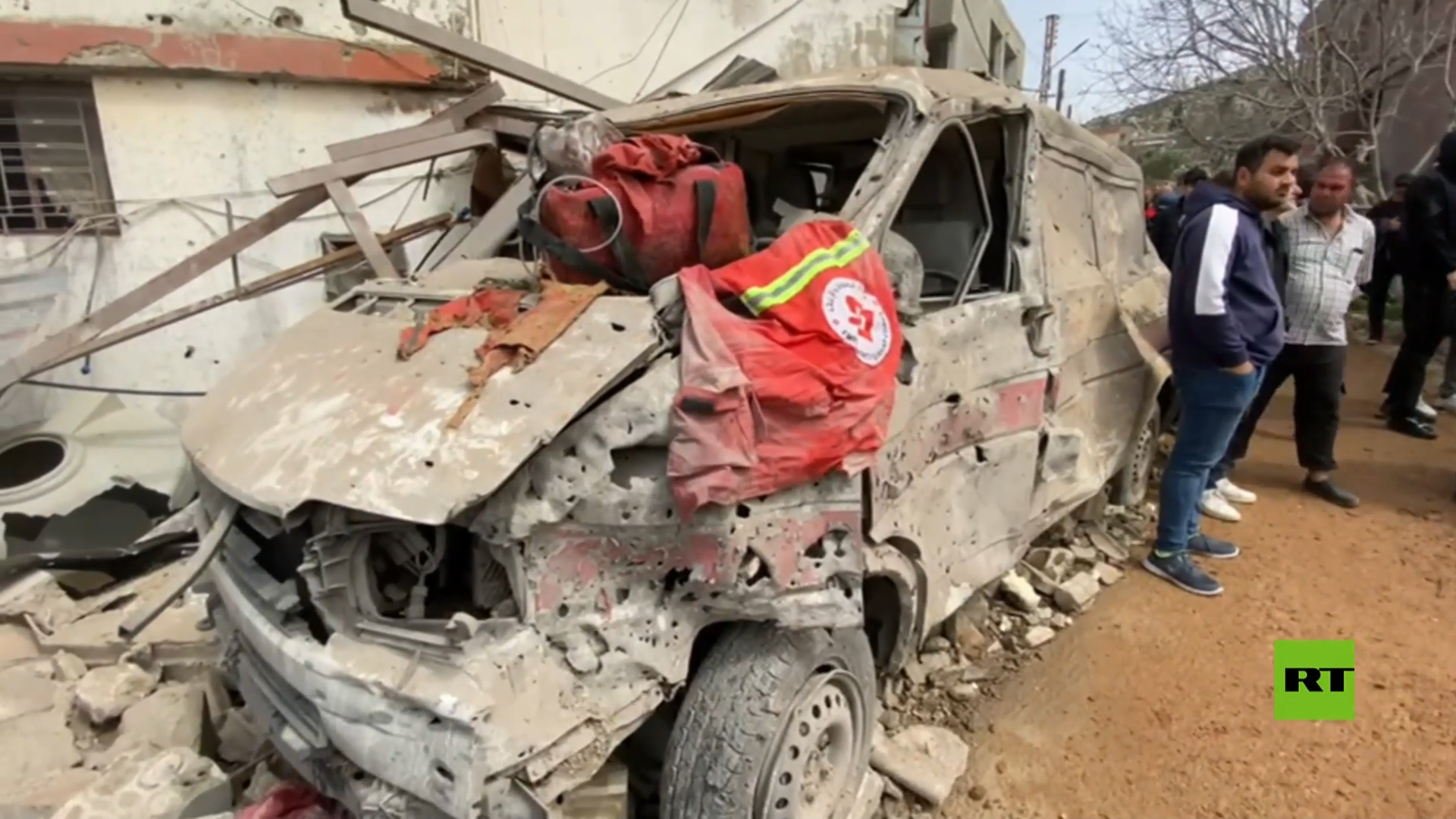 آثار الضربة الإسرائيلية على مركز صحي في لبنان