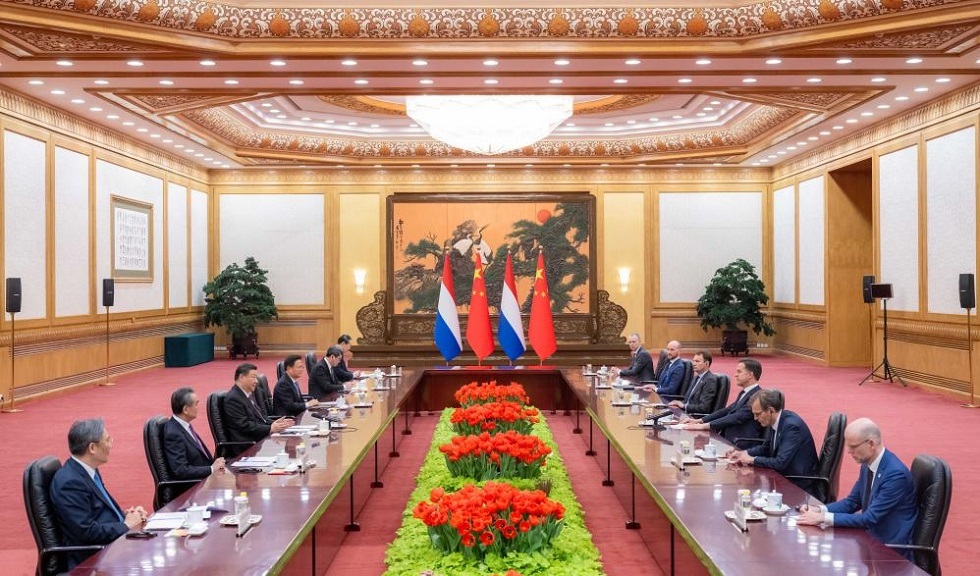 الرئيس الصيني شي جين بينغ خلال استقباله رئيس وزراء هولندا مارك روته في بكين