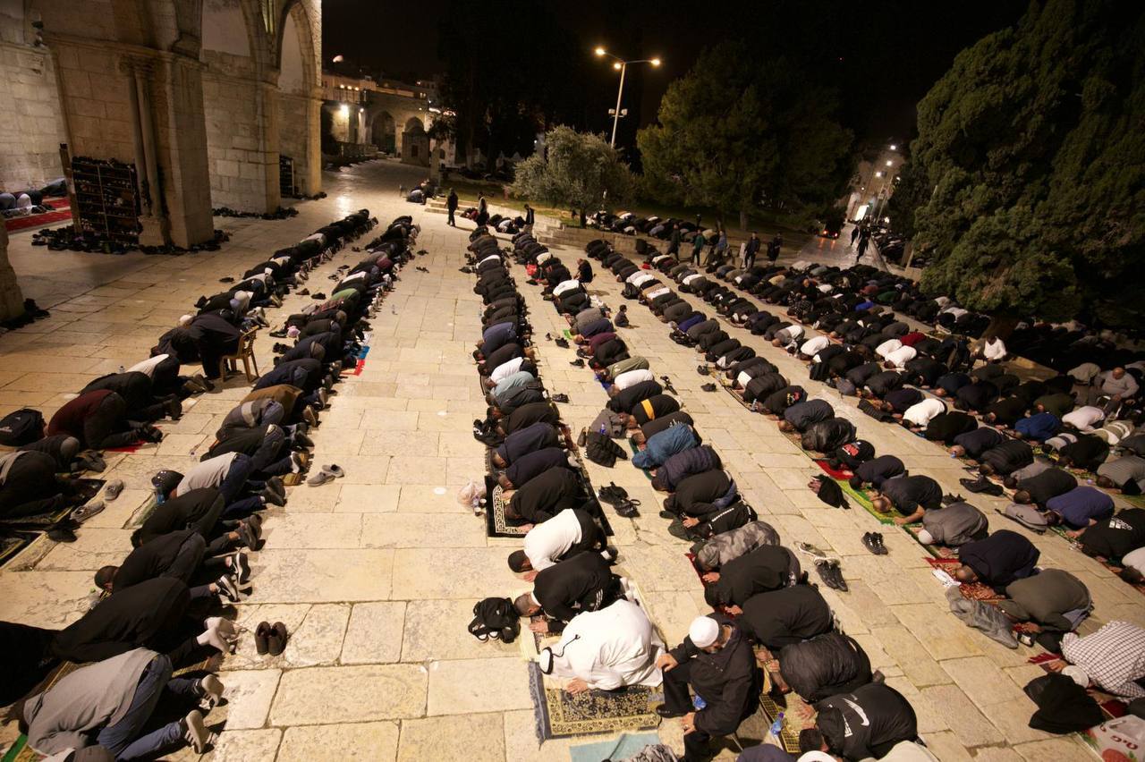 45 ألف فلسطيني يؤدون صلاتي العشاء والتراويح في المسجد الأقصى (صور)