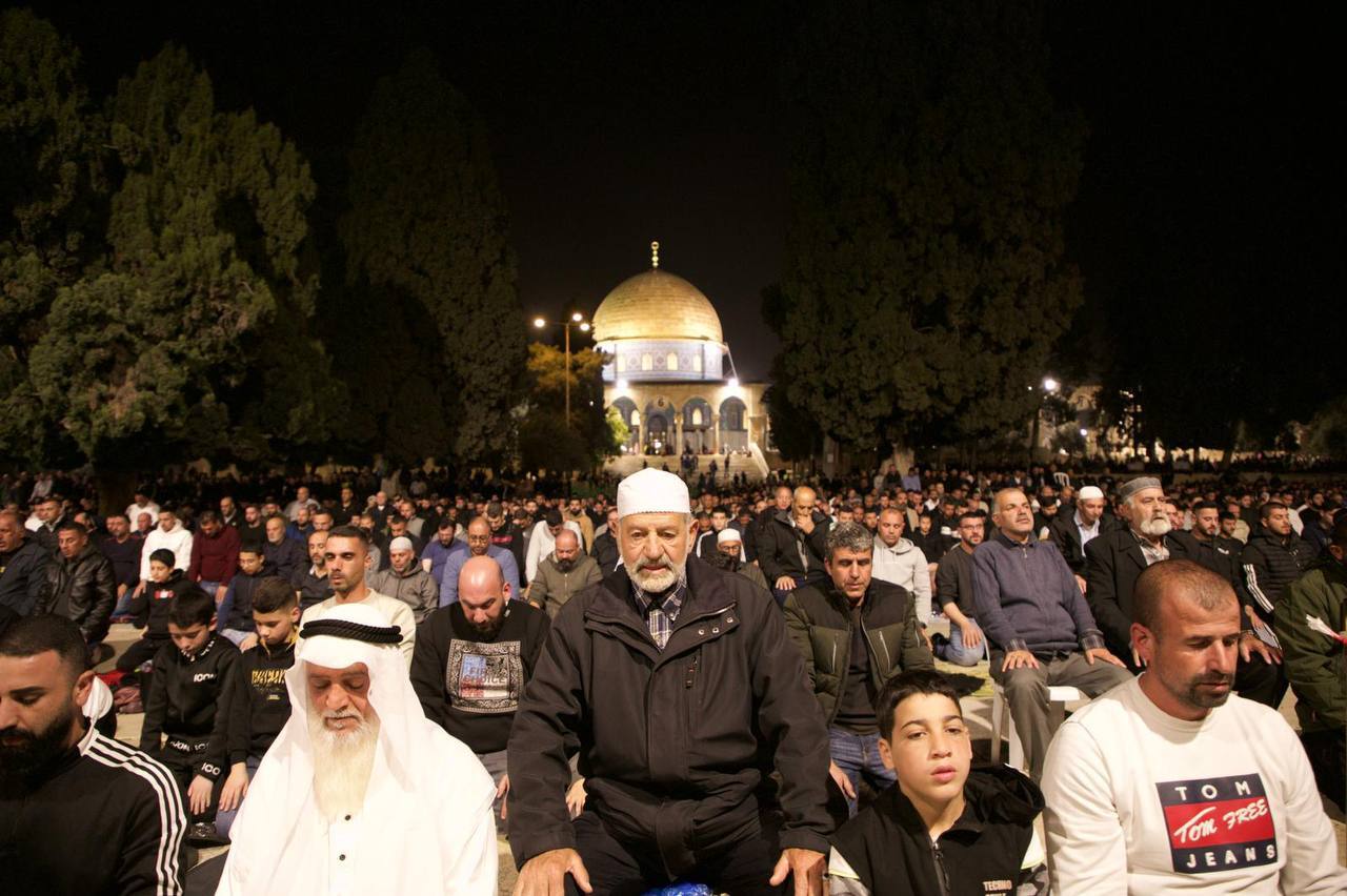 45 ألف فلسطيني يؤدون صلاتي العشاء والتراويح في المسجد الأقصى (صور)