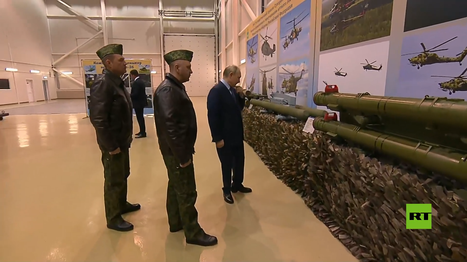 بوتين يطلع على صواريخ تسحق دبابات العدو خلال زيارته مركز إعادة تدريب أفراد الطيران في مقاطعة تفير