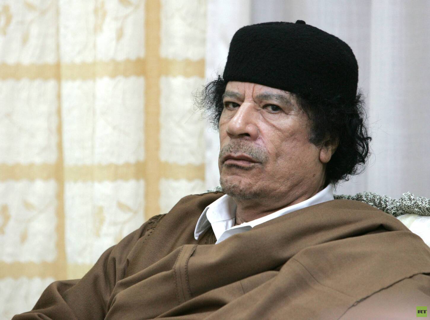 القذافي يحول 