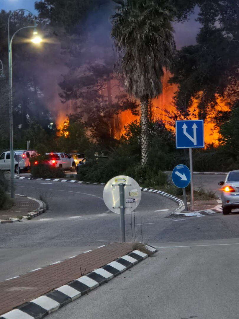 فيديوهات تظهر دمارا وحريقا في شمال إسرائيل إثر إطلاق صواريخ 