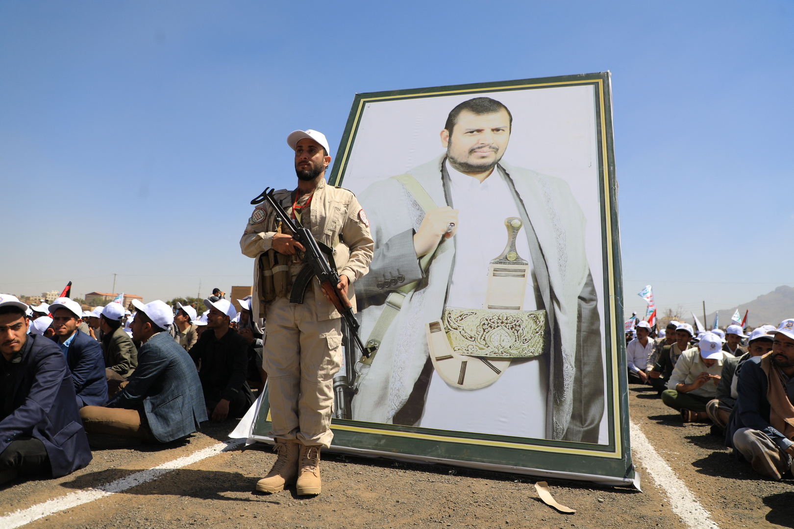 عبد الملك الحوثي يحذر الولايات المتحدة وبريطانيا من التورط في أي هجوم بري على اليمن