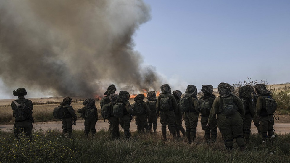 جنود إسرائيليون يشاهدون احتراق حقل قمح بجوار كيبوتس ناحال عوز على طول الحدود بين إسرائيل وغزة