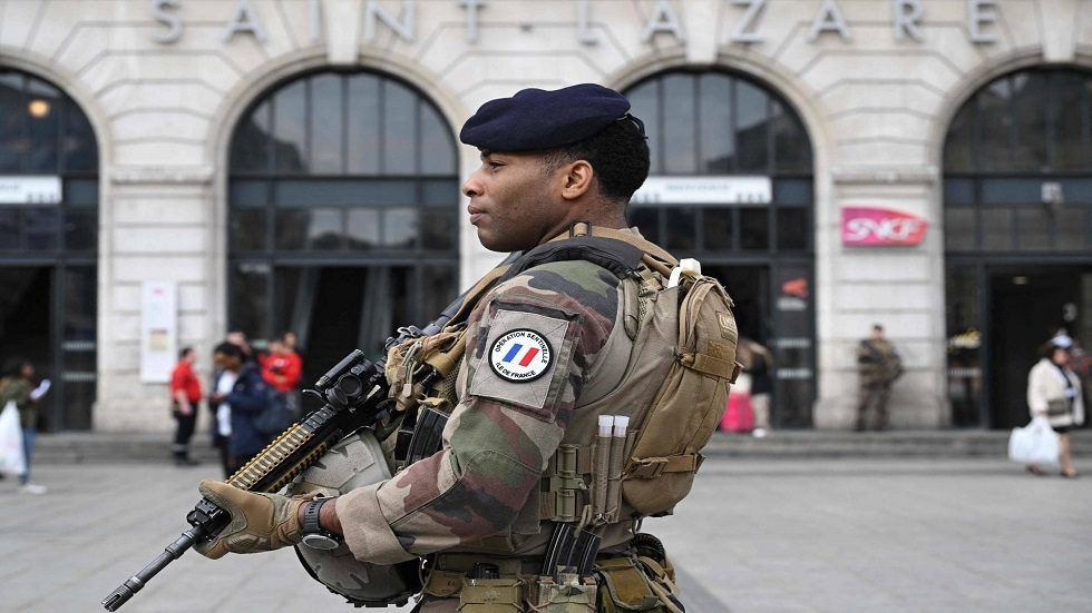 جندي فرنسي يقوم بدوريات أمام محطة سكة حديد سان لازار في باريس. 25 مارس 2024 قبل 4 أشهر من دورة الألعاب الأولمبية 2024