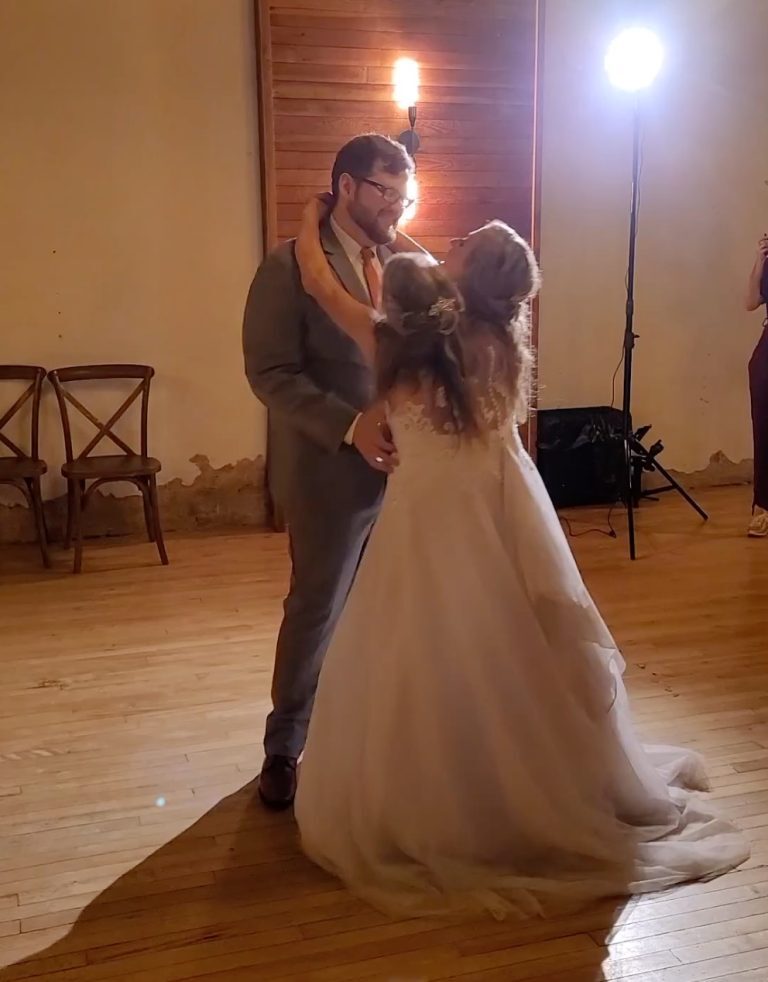 تتشاركان برأسين وقلبين.. زواج أشهر توأم ملتصق في العالم (صور+ فيديو)