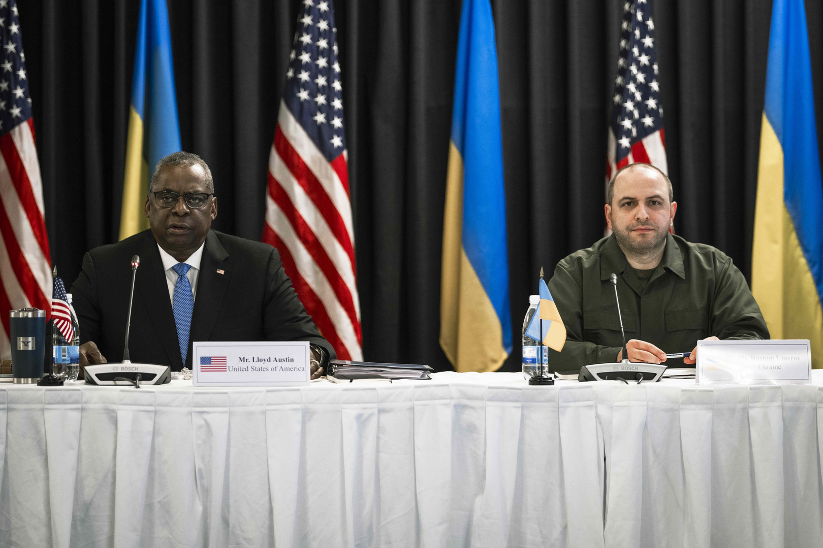 أوستن وعميروف يبحثان احتياجات أوكرانيا إلى المساعدات العسكرية
