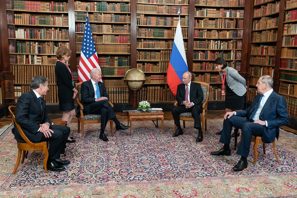 أرشيف - لقاء الرئيس الروسي فلاديمير بوتين مع نظيره الأمريكي جو بايدن في جنيف 16 يونيو 2021