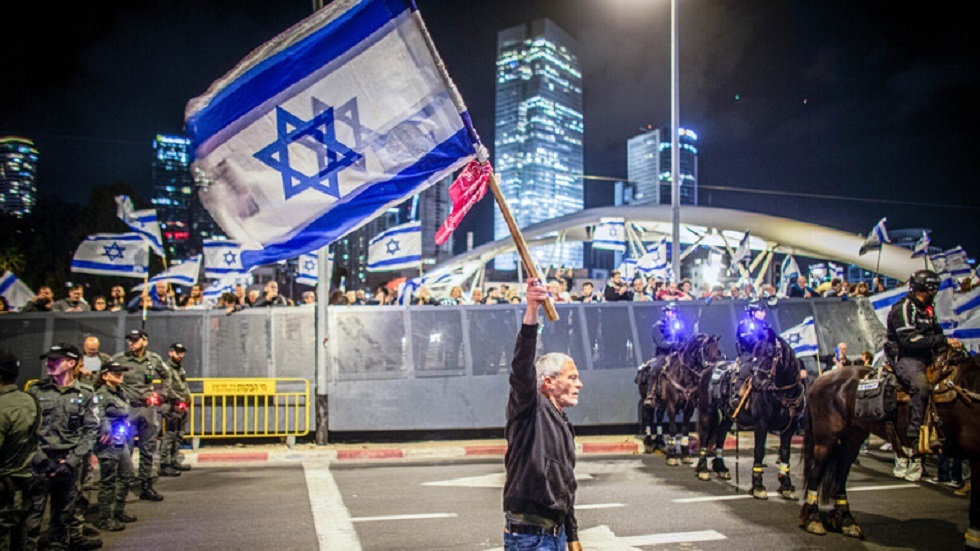 اشتباكات عنيفة بين الشرطة الإسرائيلية ومتظاهرين ضد نتنياهو في تل أبيب (فيديوهات)