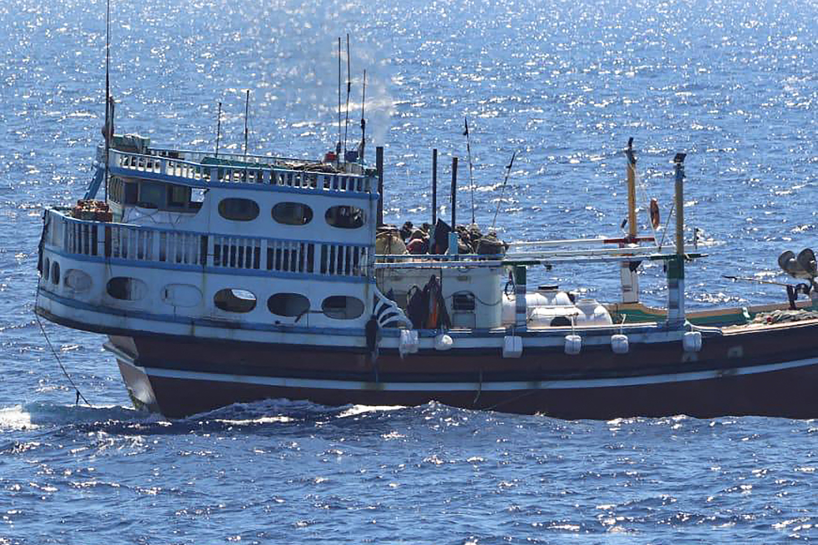 البحرية الهندية تنقذ سفينة صيد إيرانية خطفها قراصنة قبالة الصومال