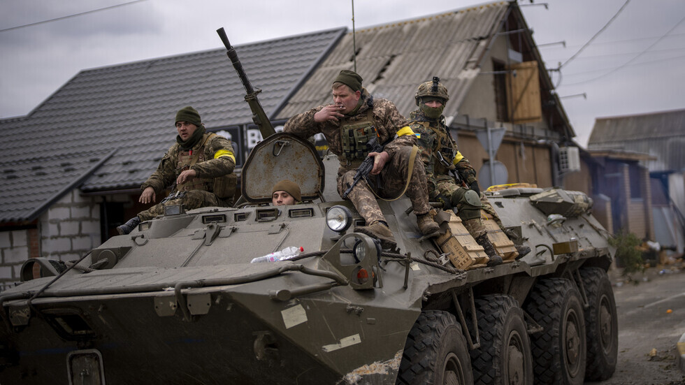 وزير الدفاع الفرنسي يعلن عن دفعة من مئات المركبات المدرعة إلى أوكرانيا