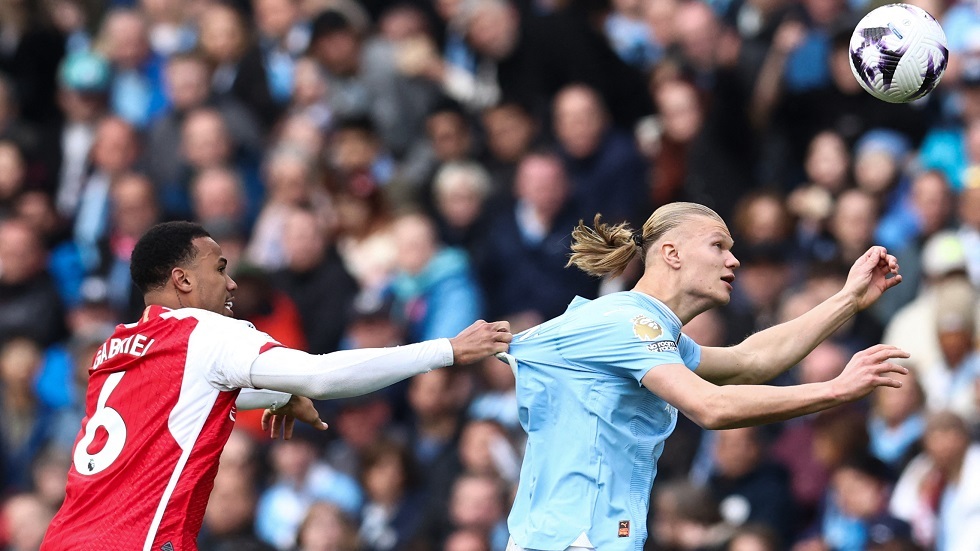 مانشستر سيتي وأرسنال يقدمان هدية على 