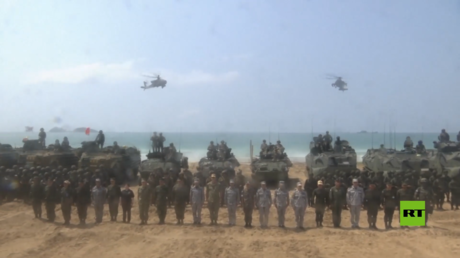 مشاة البحرية الأمريكية والتايلاندية والكورية الجنوبية تقتحم أحد الشواطئ في إطار التدريبات