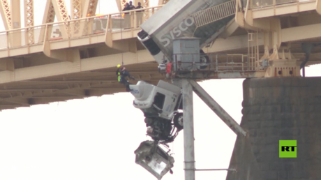 الولايات المتحدة.. سحب سائق من شاحنة تتدلى فوق جسر عبر نهر أوهايو