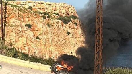 شاهد.. بقايا سيارة استهدفت بصاروخ أطلقته مسيرة إسرائيلية جنوب لبنان