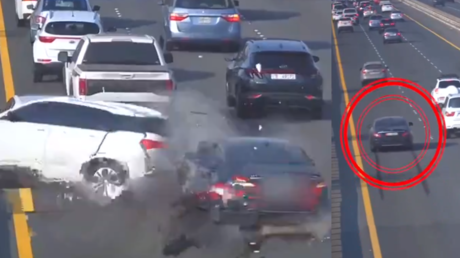 مشاهد لحوادث طرق إثر الانشغال بغير الطريق..شرطة أبو ظبي تنشر فيديو وتحذر (فيديو)