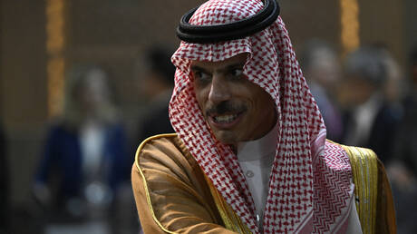 وزير الخارجية السعوي  الأمير فيصل بن فرحان يثير بسيارته تفاعلا (فيديو)