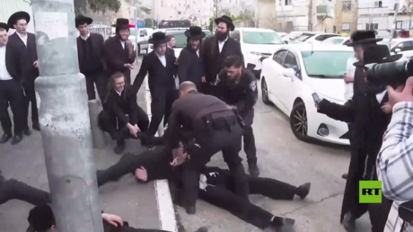 بالفيديو.. اشتباكات بين الشرطة الإسرائيلية واليهود الحريديم قرب مركز تجنيد في القدس