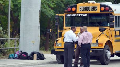 في وضح النهار.. إصابة 8 طلاب مدارس بنيران 3 مهاجمين أثناء انتظارهم الحافلة في فيلادلفيا (فيديو)
