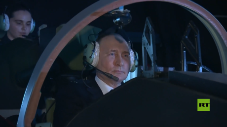 بوتين يتولى قيادة مقاتلة روسية على أحد أجهزة محاكاة الطيران