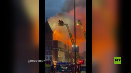 بالفيديو.. حريق هائل في مركز شرطة شرقي لندن