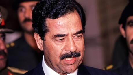 العراق.. فصل طالبة وضعت صورة صدام حسين على قبعة التخرج (فيديو)