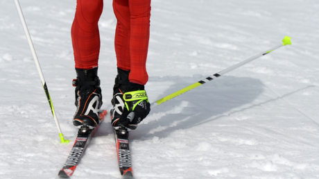 حادث سقوط مروع لمتسابقات في سباق للتزلج في سوتشي (فيديو)