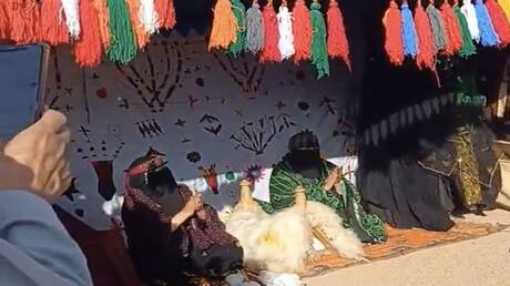 خيمة وهودج جمل.. مجموعة من النساء توثق لحظة زف عروس على الطريقة القديمة في السعودية (فيديو)