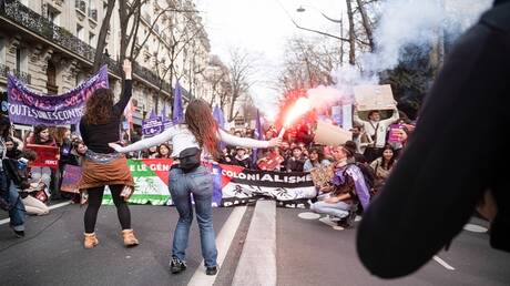 باريس.. جماعة يهودية تعتدي بالضرب على مسيرة نسوية مؤيدة لفلسطين (فيديو)