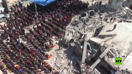 مع اقتراب شهر رمضان.. أهالي غزة يؤدون الصلاة على أنقاض مسجد دمرته إسرائيل (فيديو)