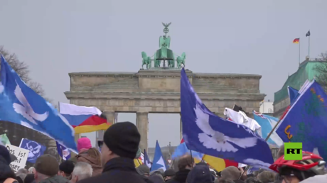 عشرات الألمان يحتجون ضد إمداد أوكرانيا بالأسلحة