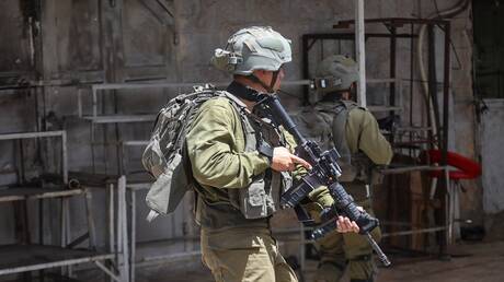 القوات الإسرائيلية تقيد 6 فلسطينيين في بلدة العيسوية شرق القدس وتجرهم بشكل مهين (فيديو)