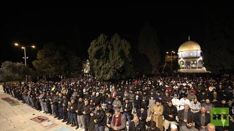35 ألف شخص ينجحون في الوصول إلى المسجد الأقصى لتأدية صلاتي العشاء والتراويح (صور)