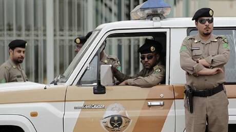 سلوك مخل بالآداب في رمضان.. الأمن السعودي يلقي القبض على أشخاص ظهروا في فيديو غير أخلاقي (فيديو)