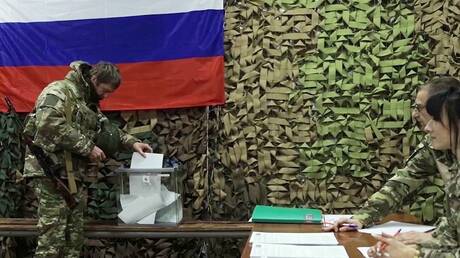 عسكريون روس في منطقة العملية الخاصة يدلون بأصواتهم مبكرا في الانتخابات الرئاسية
