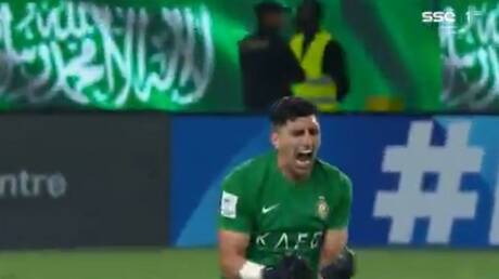 عقب الخطأ الفادح.. حارس مرمى النصر السعودي يذرف الدموع بعد هدف رونالدو (فيديو)