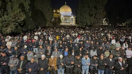 دائرة الأوقاف الإسلامية في القدس تكشف عدد المصلين في المسجد الأقصى في ثاني أيام شهر رمضان (صور)