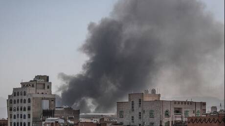 غارات أمريكية بريطانية تستهدف مطار الحديدة الدولي في اليمن