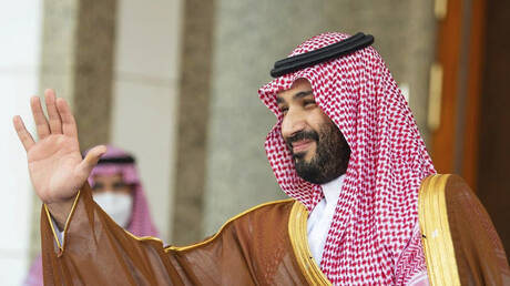 تفاعل على مقطع فيديو يظهر الأمير محمد بن سلمان وهو يقبل يد أخيه الأمير عبد العزيز (فيديو)